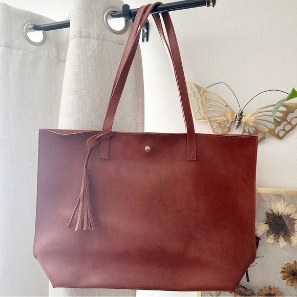 Chic Tan Shoulder Bag with Tassel Accent, faux leather, classic, minimalist - Picture 1 of 5